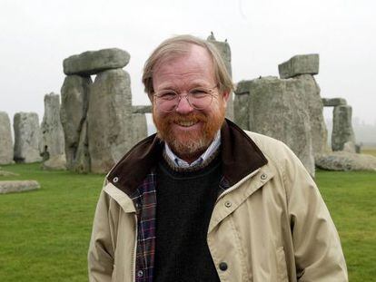El escritor Bill Bryson, en Stonehenge en 2003.  
