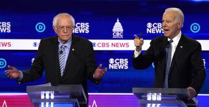 Bernie Sanders (izquierda) y Joe Biden, los dos favoritos para las primarias demócratas, en un debate el 25 de febrero pasado.