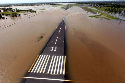 Las inundaciones sumergen la pista del aeropuerto de Rockhampton, en el este de Queensland.