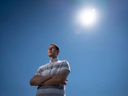 Hicham Achebak, experto en salud y clima, fotografiado cerca de la estación de trenes de Tarragona.