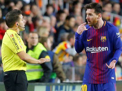Messi reclama al asistente la validez del gol. En vídeo, declaraciones de Javier Tebas, presidente de la Liga.