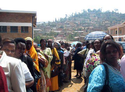 Decenas de mujeres hacen fila para votar en las elecciones legislativas de Ruanda, que se ha convertido en el primer país del mundo donde las féminas superan a los hombres en el Parlamento, según los primeros resultados electorales