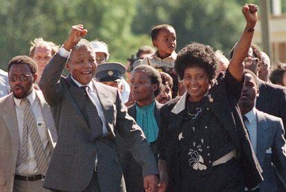 Nelson Mandela y su entonces esposa, Winnie, levantan el puño a la salida de la prisión de Victor Verster el 11 de febrero de 1990.