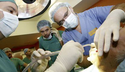 Un odontólogo durante una intervención