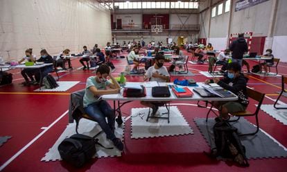 Alumnos de un colegio concertado de San Sebastián dan clase en una cancha deportiva en septiembre de 2020.