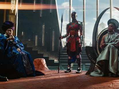 Angela Bassett, en el centro, en 'Black Panther: Wakanda Forever'.