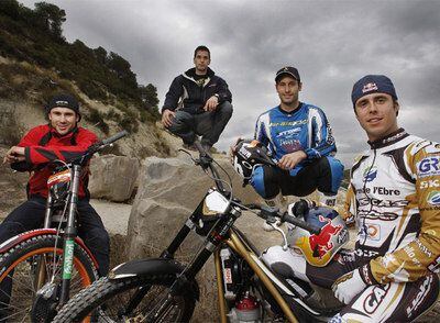 De izquierda a derecha: Toni Bou, Jeroni Fajardo, Albert Cabestany y Adam Raga, en un entrenamiento en el Parcmotor de Castellolí.