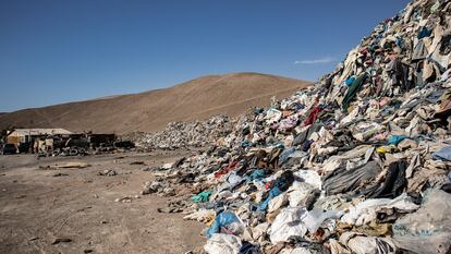 Parte de la ropa desechada en el desierto de Atacama, en Chile.