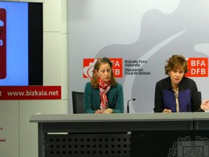 De izquierda a derecha, Inés Monguilot, Josune Ariztondo y Pedro Campo en la presentación de la Bizkaiko Kultur Txartela. 