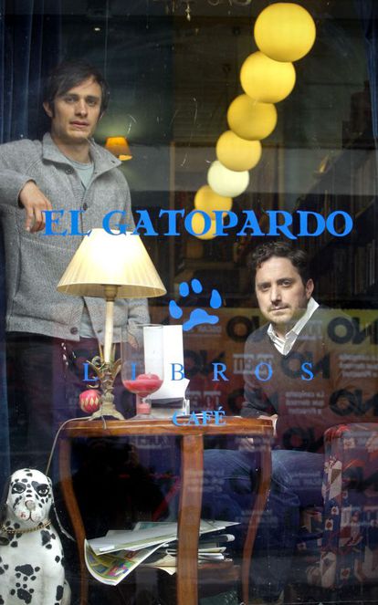 Gael García Bernal y Pablo Larraín, ayer en Madrid.
