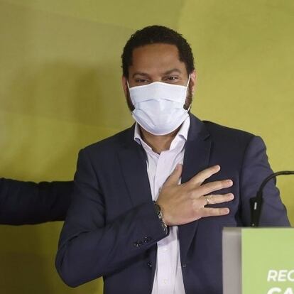 El candidato a la presidencia de la Generalitat por VOX, Ignacio Garriga (a la derecha), acompañado por el presidente del partido, Santiago Abascal, comparecen ante los medios para valorar los resultados.