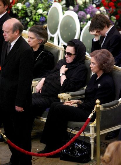 La reina Sofía (derecha), sentada junto a Galina Vishnevskaya, viuda de Mstislav Rostropovich, durante los funerales del músico en el conservatorio de Moscú, Rusia, el 28 de abril. de 2007. El violonchelista mantenía una gran amistad con Sofía desde su juventud como princesa griega.