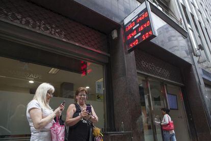 Una casa de cambio de Buenos Aires exhibe este jueves la nueva tasa de cambio de Argentina.