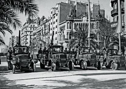 Desfilada de la Victòria per l'avinguda Diagonal el 1939. Arxiu Fotogràfic de Barcelona / Pérez de Rozas
