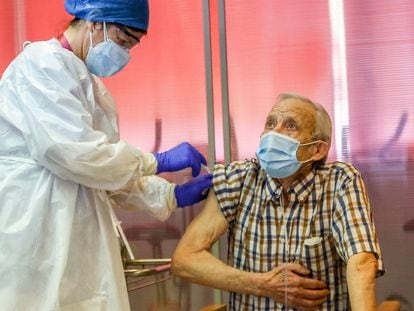 Nicanor, de 72 años, el primer hombre en vacunarse en la Comunidad de Madrid, el domingo pasado, en el primer día de vacunación contra la covid-19 en España, en la residencia pública de mayores de Vallecas.