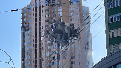 El edificio residencial afectado por un bombardeo ruso, este sábado en Kiev. 
