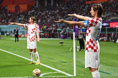 Luka Modric (a la derecha) y Lovro Majer de Croacia gesticulan antes de un saque de esquina.