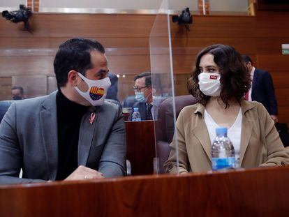 El vicepresidente madrileño, Ignacio Aguado, y la presidenta de la Comunidad de Madrid, Isabel Díaz Ayuso, en un pleno en la Asamblea.