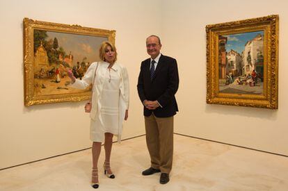 Carmen Thyssen y el alcalde de Málaga, Francisco de la Torre, muestran el museo un día antes de su inauguración oficial.
