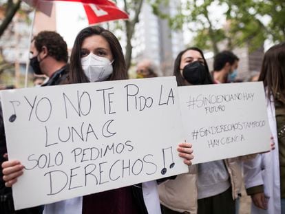 Manifestación de investigadores y trabajadores del sector científico frente al Ministerio de Ciencia e Innovación contra la reforma de la Ley de Ciencia, en Madrid, el 15 de abril de 2021.