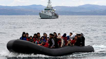 Un barco de Frontex escolta una neumática con refugiados hacia la isla griega de Lesbos en febrero de 2020.