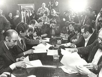 Firma del Acuerdo Marco Interconfederal sobre Negociación Colectiva, en 1980. Este pacto serviría posteriormente para la aprobación, ese mismo año, del Estatuto de los Trabajadores.