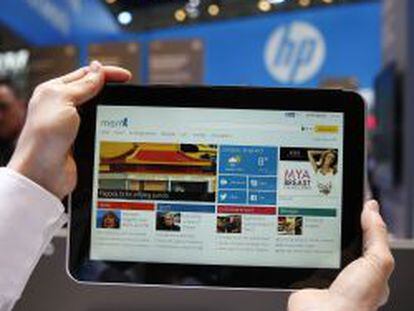 Un usuario prueba una tableta de HP en una feria.