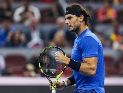 Rafael Nadal festeja un punto ante Kyrgios en Pekín.