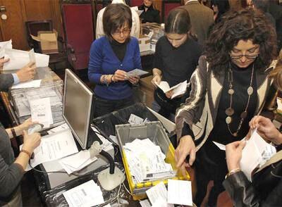 Recuento del voto emigrante ayer en la Audiencia Provincial de Ourense.