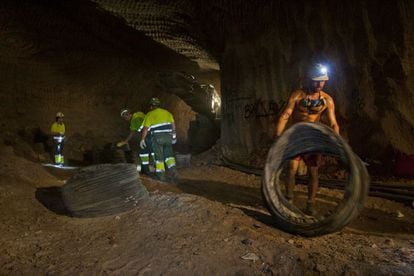 Obreros trabajando en la mina de Iberpotash.