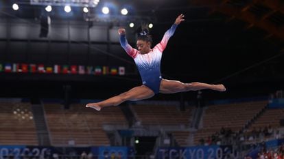 La gimnasta  estadounidense Simone Biles durante la final de barra en los Juegos Olímpicos de Tokio