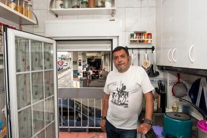 Félix Adeva, un vecino de Batán cuyo piso da a la gasolinera, posa en su cocina, desde donde puede ver los surtidores a una distancia de 20 metros. 