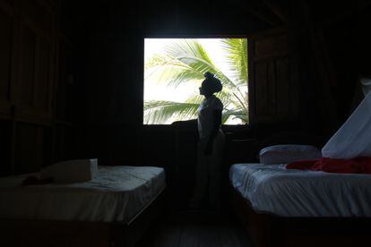 Amelia Hurtado Arboleda en una de las habitaciones de su posada, en Nuquí, Chocó, Colombia.