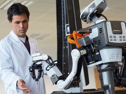 Un robot humanoide para ensamblaje de autom&oacute;viles en el Parque Tecnol&oacute;gico de Miram&oacute;n, en San Sebasti&aacute;n.