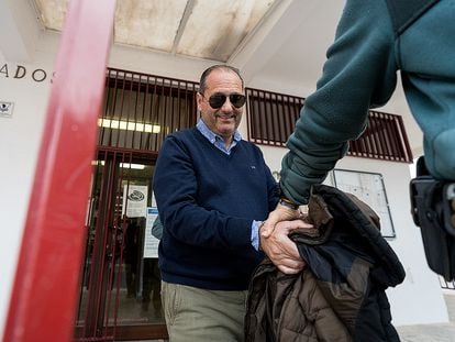 Antonio Caba, el viernes a la salida de los juzgados de Manzanares, conducido por la Guardia Civil para ingresar en la cárcel de Herrera.