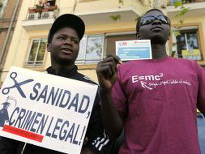 Organizaciones y colectivos frente al Hospital Gregorio Marañón de Madrid, contra la retirada de la tarjeta sanitaria a los inmigrantes.