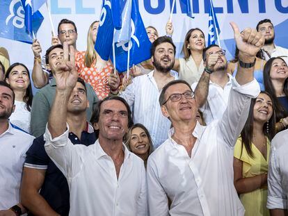 José María Aznar y Alberto Núñez Feijóo, durante un reciente mitin en Murcia.