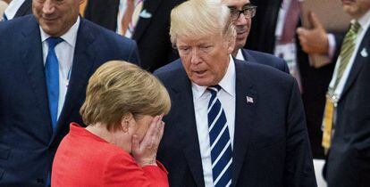 El presidente estadounidense, Donald J. Trump, y la canciller alemana, Angela Merkel, en el G20, en Hamburgo. EFE/Tore Meek