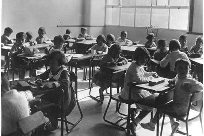 Un aula del Instituto-Escuela en 1933, donde los alumnos se sientan en grupos.
