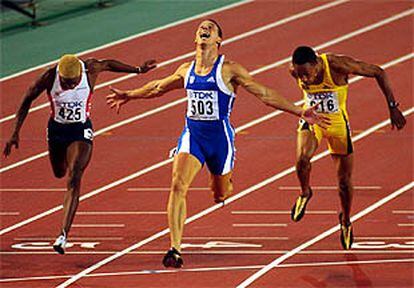 El corredor griego festeja la obtención de la medalla dorada.