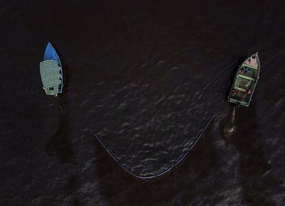 Vista aérea de embarcaciones recogiendo petróleo en la superficie del mar desde una playa anexa al balneario de verano de Ancón, en el norte de Lima tras un derrame en la refinería La Pampilla provocado por el oleaje anormal registrado tras la erupción volcánica en Tonga.