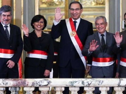 El presidente peruano Martín Vizcarra (c), junto a sus ministros. 