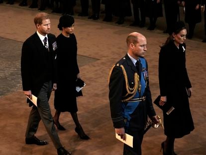 El príncipe Enrique y Meghan Markle caminan detrás de Guillermo de Inglaterra y Kate Middleton por el pasillo de la abadía de Westminster, el pasado 14 de septiembre, durante el funeral de su abuela, la reina Isabel II.