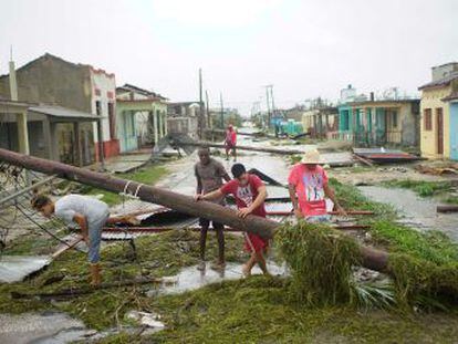 La tormenta no causa víctimas mortales. La costa norte del país sufre el embiste del viento y el agua