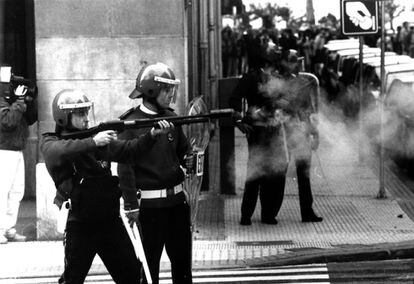 La ertzaina interviene en San Sebastián en la jornada de huelga general del 27 de enero de 1994.