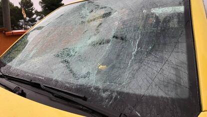 Vidre destrossat del cotxe de la diputada.