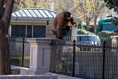 Un hombre saltó este martes la valla del edificio de oficinas ejecutivas Eisenhower, que se encuentra dentro del perímetro de seguridad de la Casa Blanca, en Washington (EE UU), y que está en proceso de instalar una nueva verja más segura.