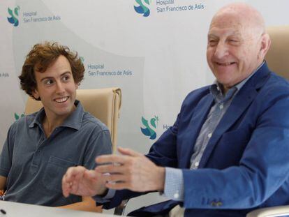 Román, junto a Máximo García Padrós, cirujano jefe de Las Ventas.