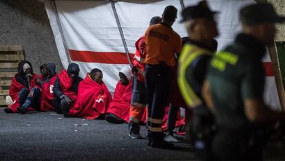 Un grupo de migrantes en el puerto de Arguineguin (Gran Canaria) tras ser rescatado el pasado día 30.