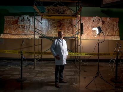 El restaurador Sergio González trabaja en la conservación del friso maya conocido como el “Relieve de Placeres” del Museo Nacional de Antropología.